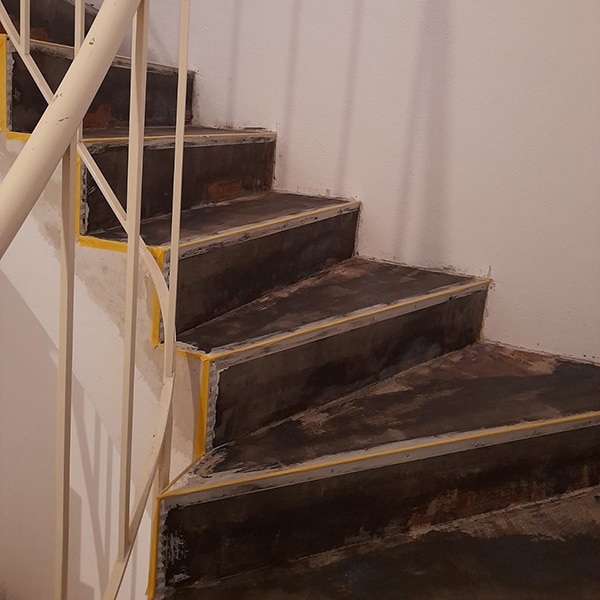 Treppe ohne Bodenbelag